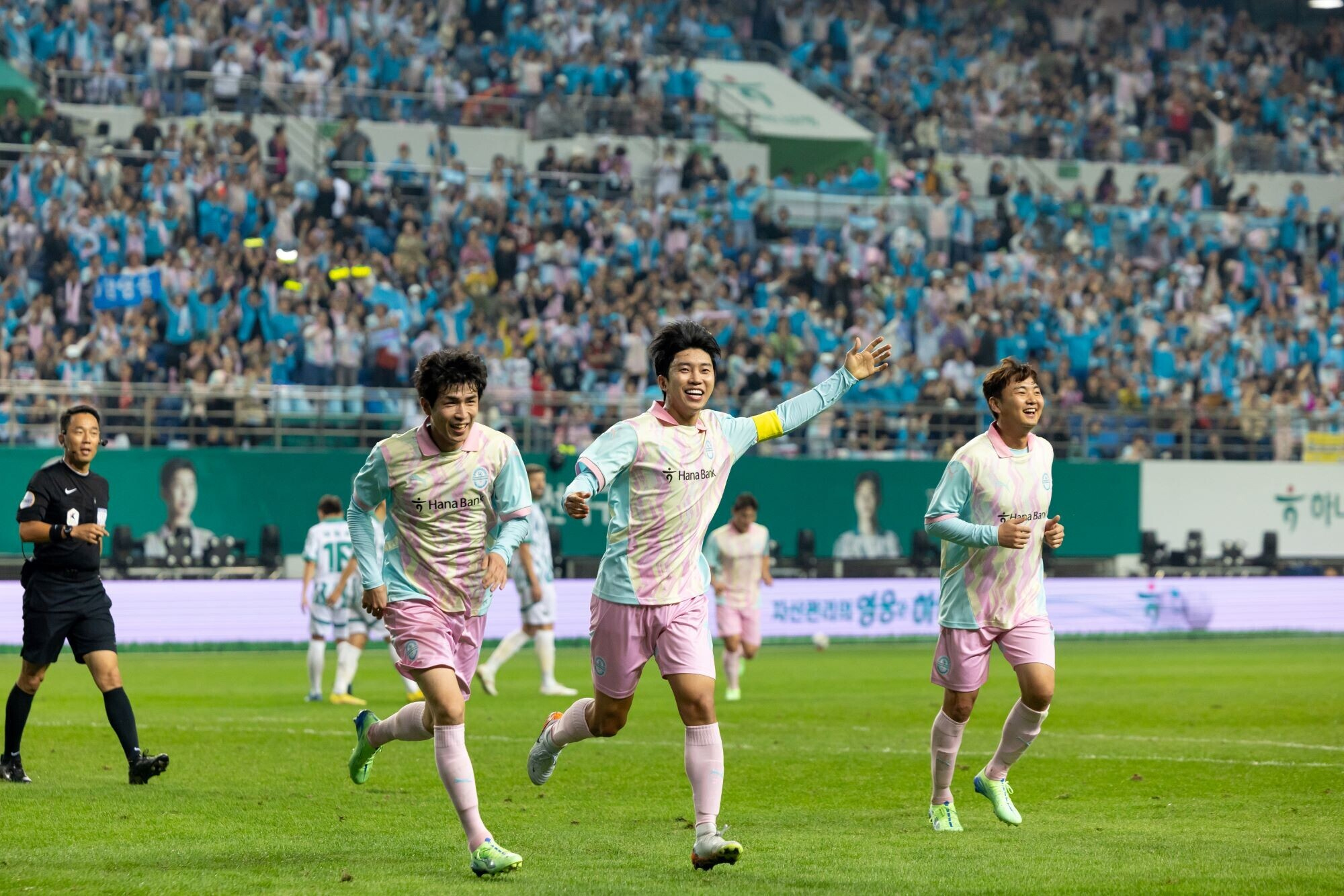 하나은행 자선축구대회 경기 사진